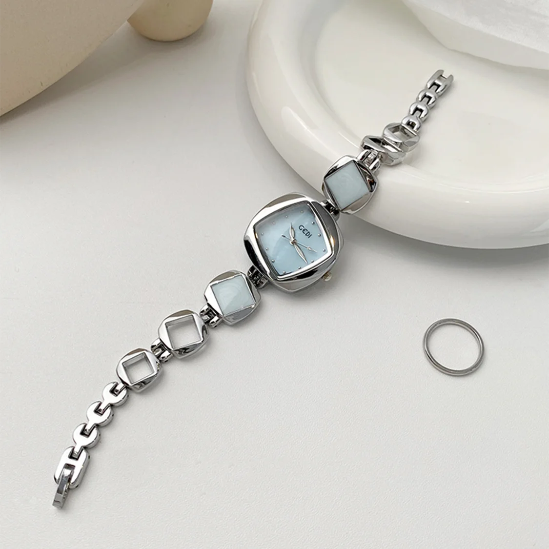 Fashion-forward Luxury Woman' Watches With Irregular Diamond-shaped Bracelet Design Quartz Timepiece Pairs Perfectly With Dresse
