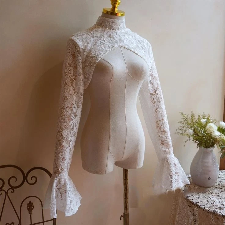 Maßgeschneidertes Spitzen-Bolero für Hochzeiten mit Schlüsselloch-Rücken, Perlen, Trompetenärmeln, hohem Kragen, Brautjacke, Brautumhang für Damen