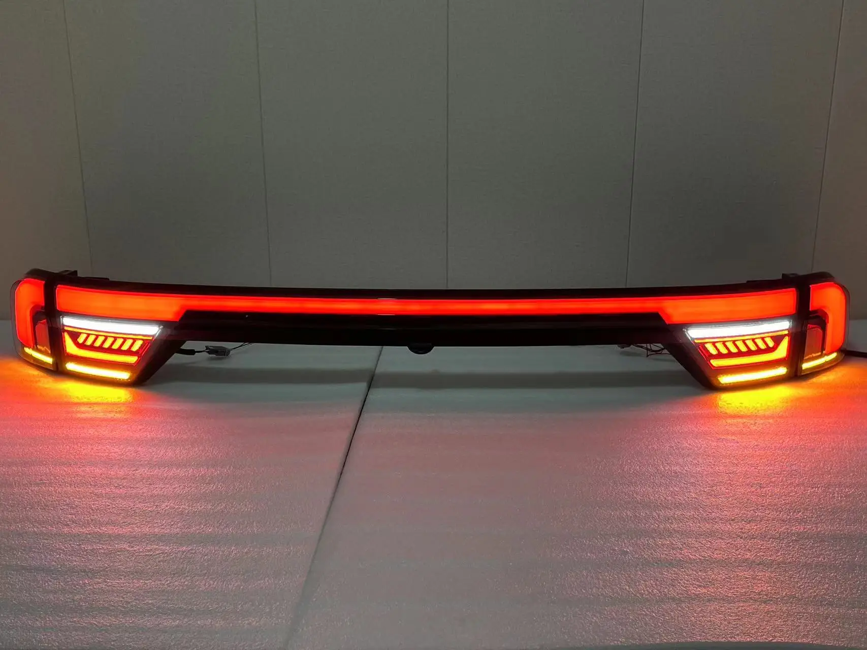 Neuer Stil, Offroad-Teile, dunkler Rauch, Rücklicht, Ersatz-Bremslicht, ABS-Hintertürleiste mit LED, passend für Ford Everest 2023