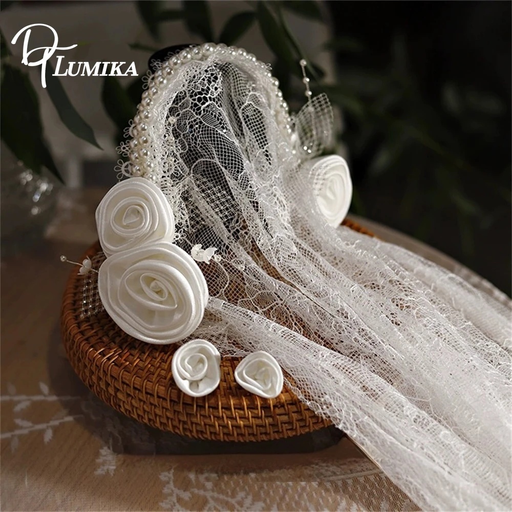 

Художественная ретро-повязка на голову с кружевом и фатой, ручной работы, из атласа с цветочным и жемчужным декором, уникальный аксессуар для винтажной свадьбы в минималистичном стиле