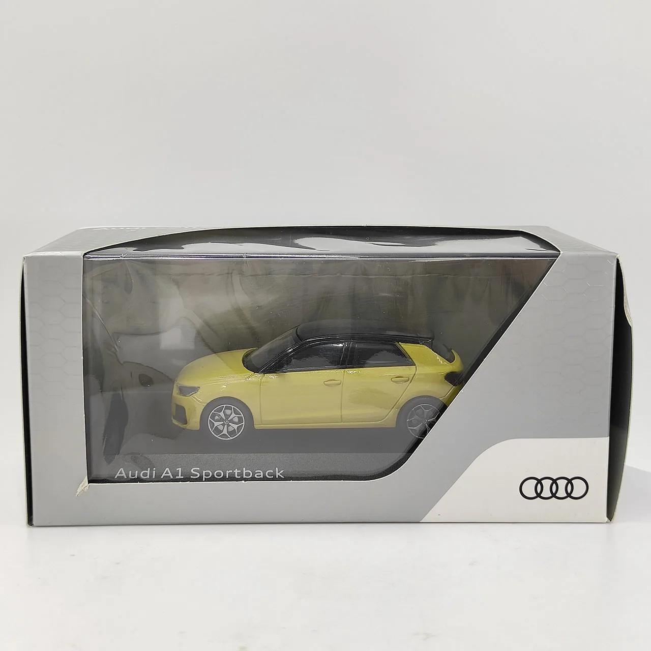 불량 다이캐스트 1:43 스케일 아우디 A1 스포츠백 스포티 옐로우 합금 자동차 모형 수집용 장난감 선물 기념품 장식품