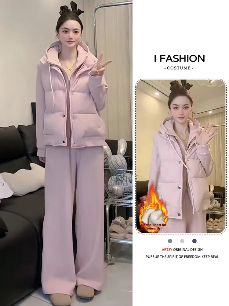 

Повседневный универсальный комплект из трех предметов: модный свитшот, спортивные брюки и жилет для женщин, зима 2026. Элегантный образ с ощущением премиум-класса. Онлайн-эксклюзив.