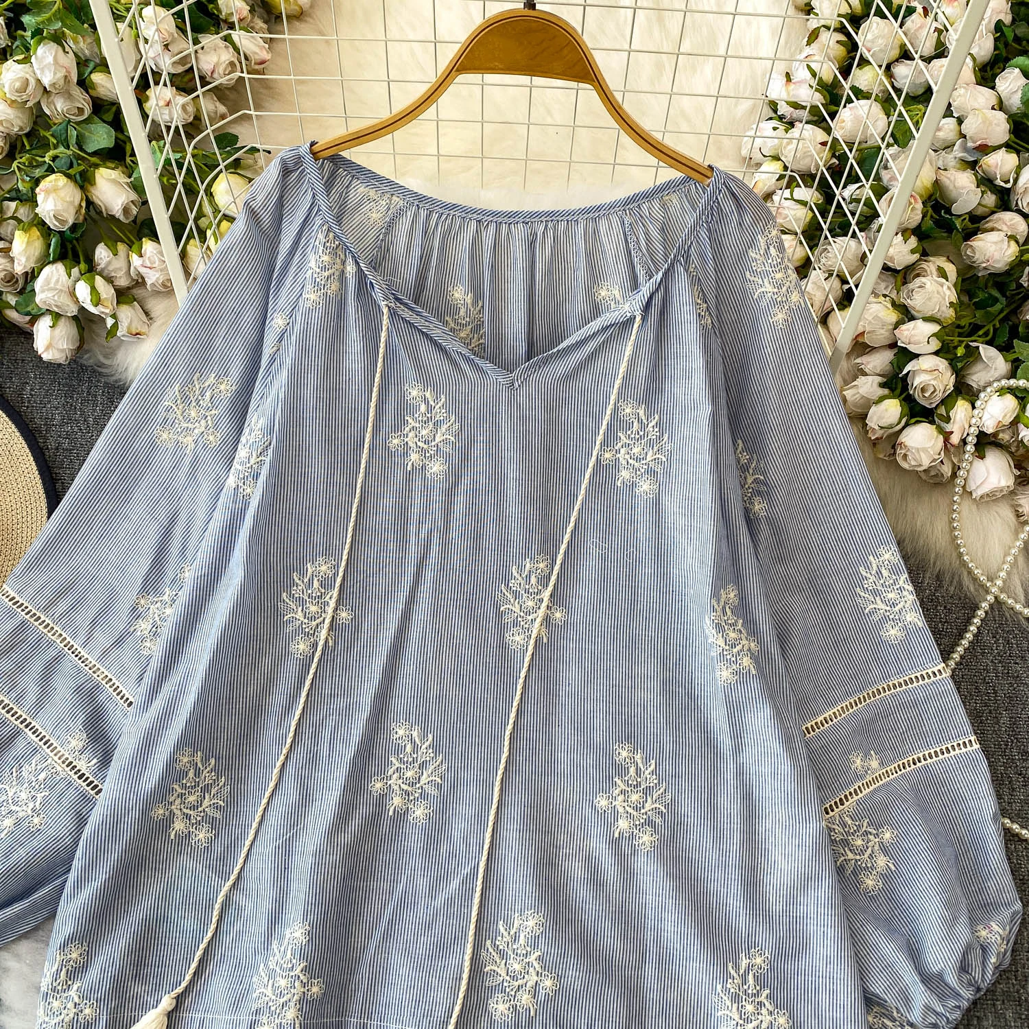 Niebieskie bluzki damskie w paski z haftem, nowa jesienna moda, dekolt w serek, sznurowane, luźne koszule chroniące przed słońcem, damskie bluzki do pracy.