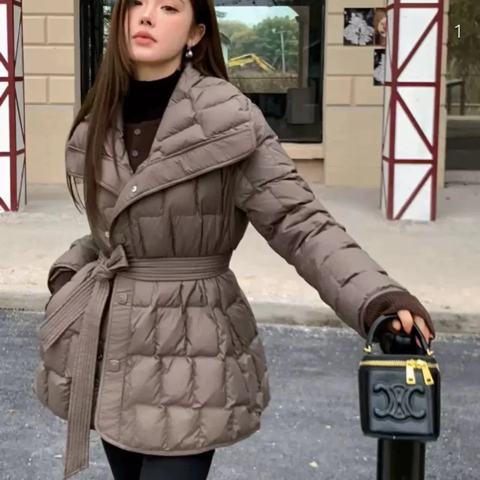 เสื้อแจ็คเก็ตดาวน์ผู้หญิงแฟชั่นใหม่สำหรับฤดูหนาวปี 2025 สไตล์ลำลอง สายรัดเอว ทรงเข้ารูป