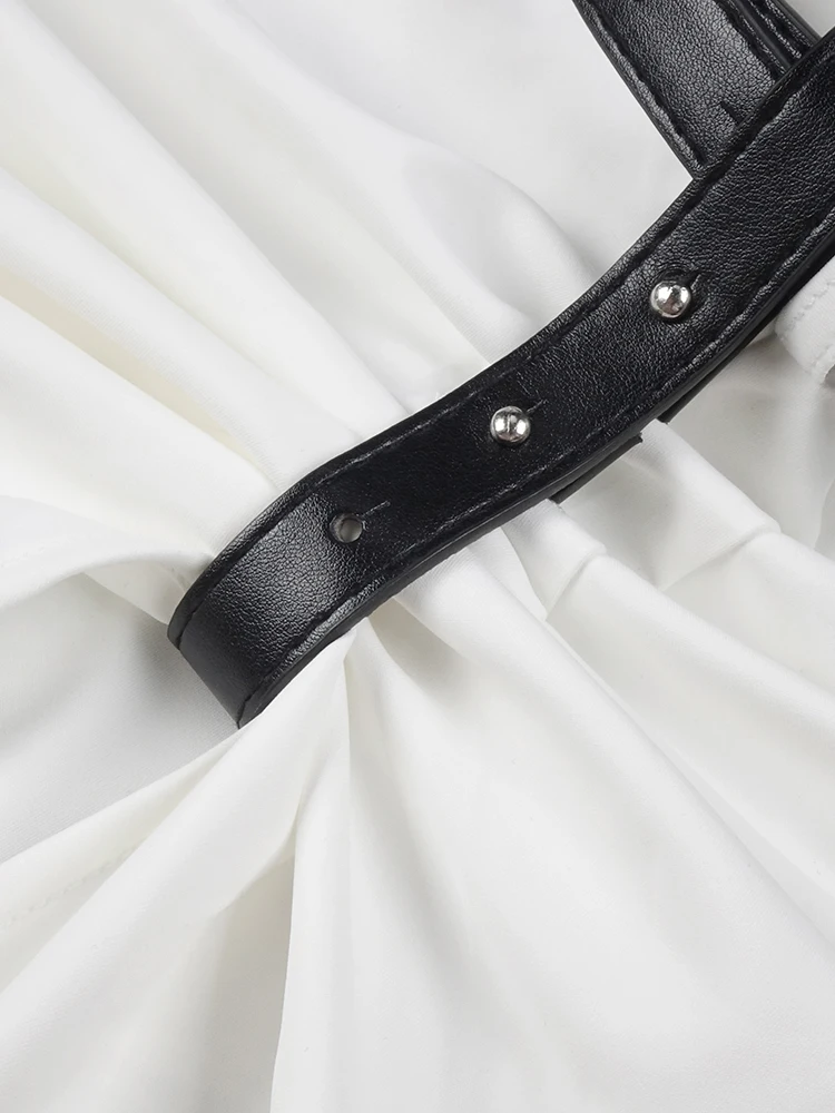 Elegancka biała sukienka bodycon z wysokim rozcięciem i paskiem – szykowna suknia wieczorowa z długim rękawem |   Nowoczesna odzież imprezowa