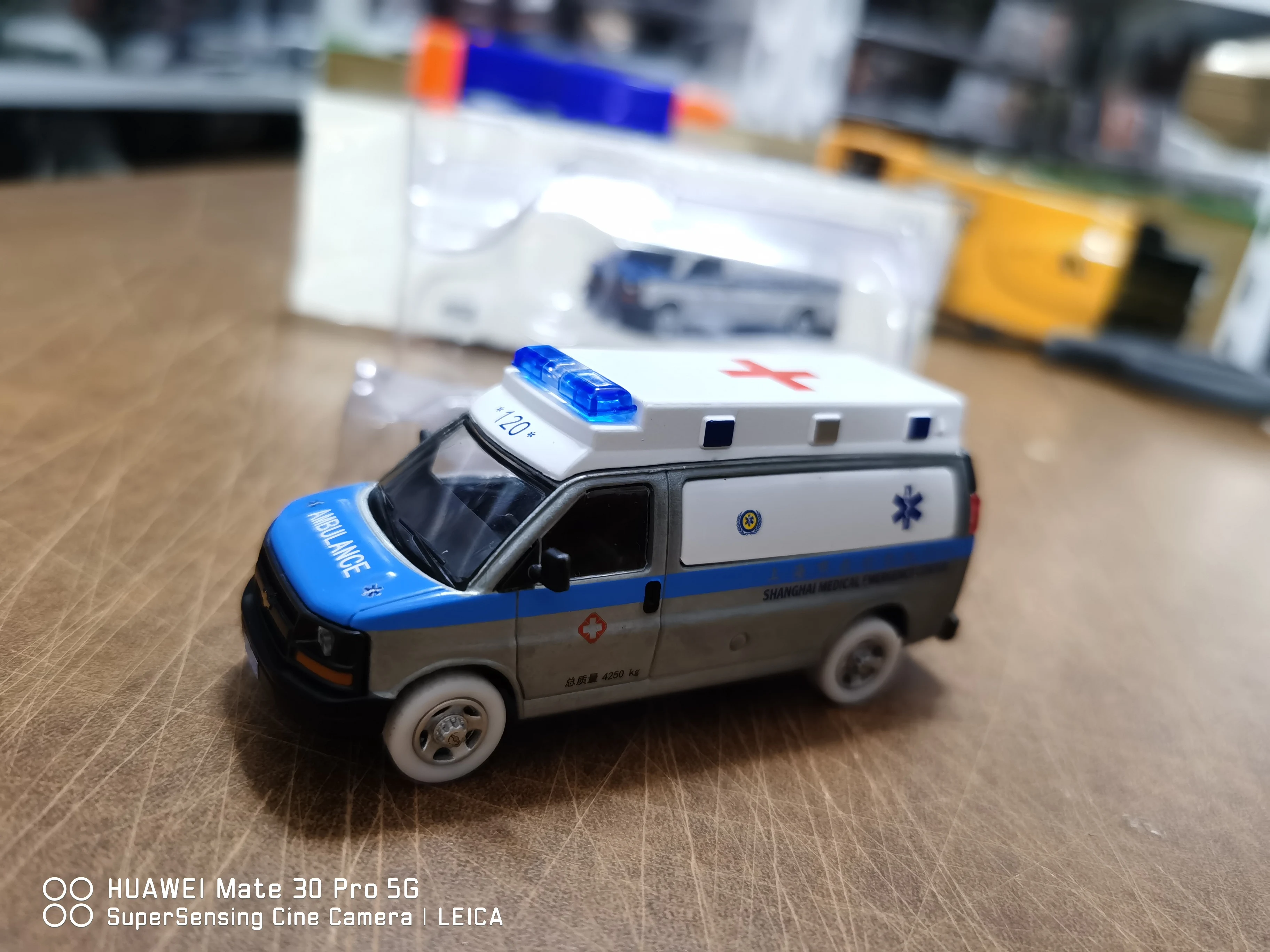 596 Model 1:64 Shanghai medical ambulance 120 ambulances Collection die cast alloy car model decoration gift