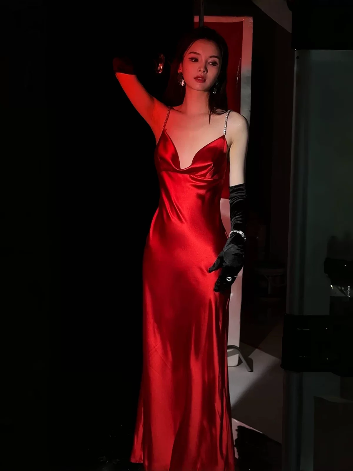 

Red Soft Silk Backless Evening Dress Rhinestone Spaghetti Strap Sleeveless Christmas Wedding Banquet Party Gown Vestido Robe