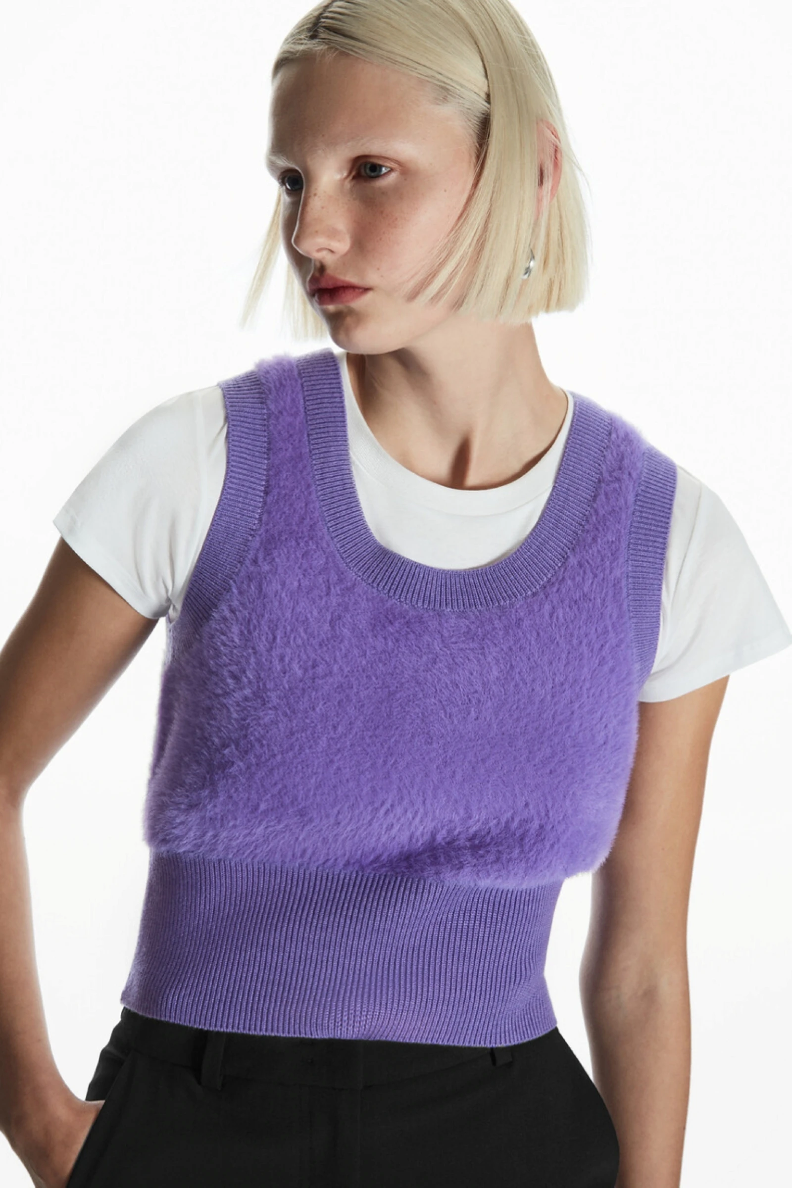 

Ethereal MD 2025, потому что осенний новый стиль женской повседневной моды, короткий вязаный жилет в рубчик в стандартном стиле