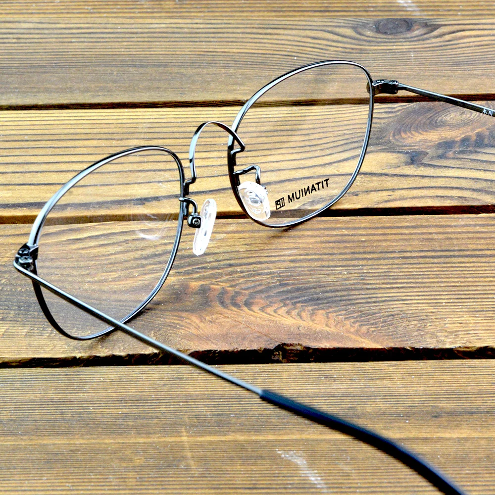 نظارات بصرية بيضاوية كبيرة الحجم بإطار من سبائك التيتانيوم المطلي بتقنية IP لمظهر أنيق