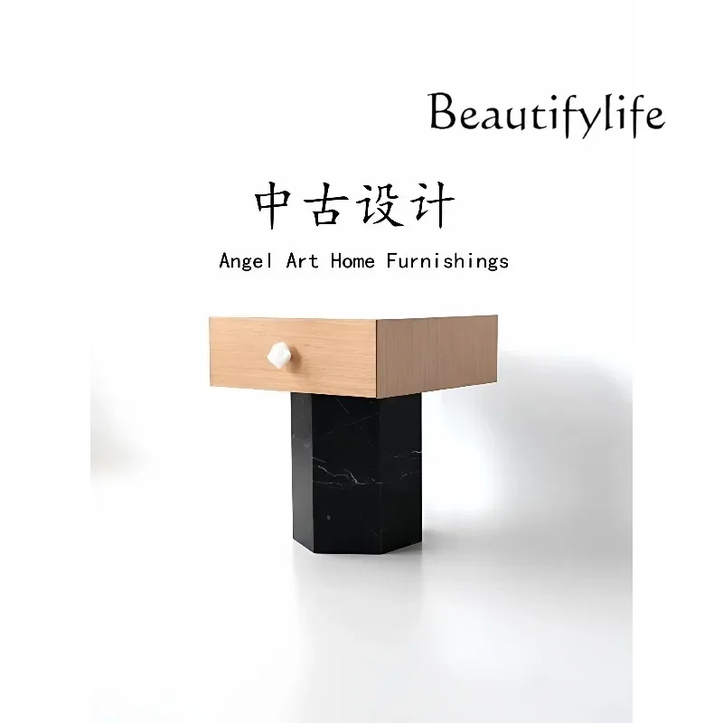 تصميم على طراز P-القرون الوسطى وغرفة نوم منزلية إبداعية ودرج من الخشب الصلب والرخام وطاولة بجانب السرير بحافة هوت كوتور