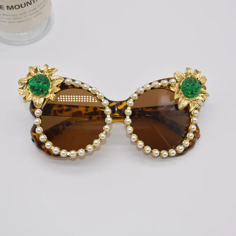 

Baroque Square Sunglasses Women Crystals Sexy Girls Sun Glasses Rhinestone Girls Shades for Party Halloween Xmas Oculos De Sol