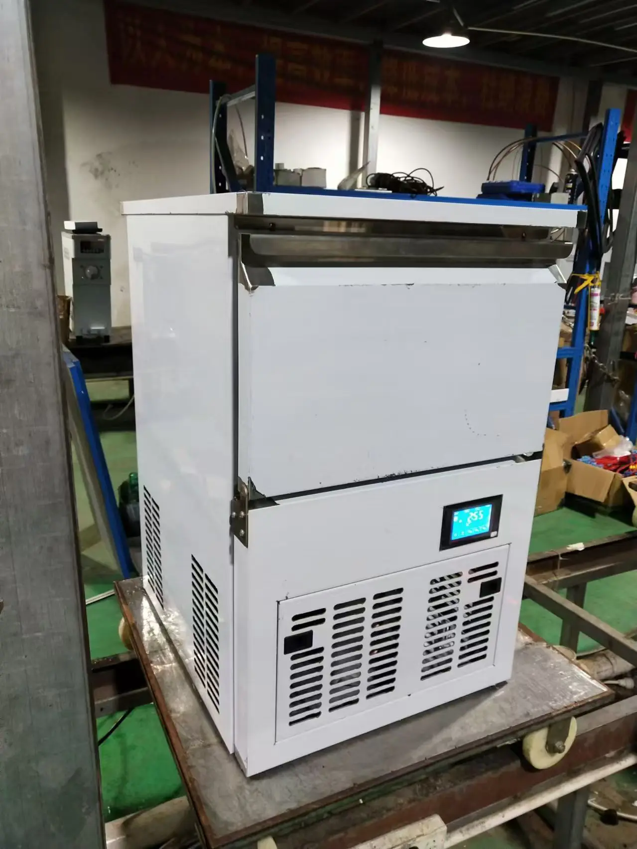 Commercial 30-45kg/Day Fully Automatic Ice Maker Produces Big Ice Cubes Features Compressor Core Components