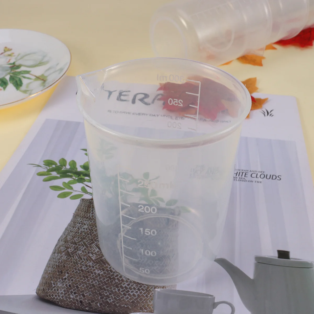 

20Pcs 300ml Plastic Beaker Graduated Measuring Cups for Lab Household Baking PP Material Plastic Beaker Cup