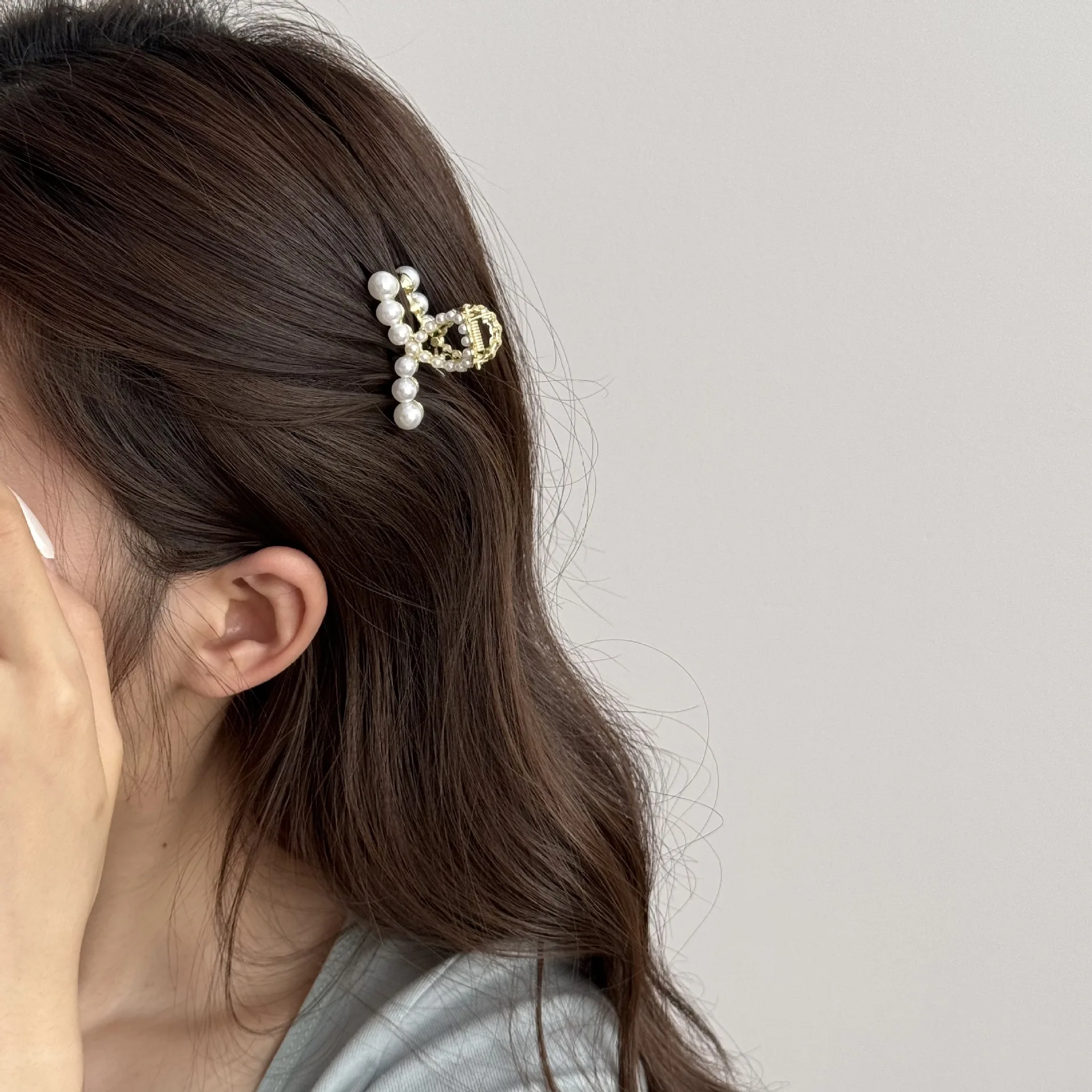 High-End Hair Clips 2025 New Bangs Pearl Shark Small Grab Clip Female Back of the Head Spoon Clip Half Tie Hair Accessories