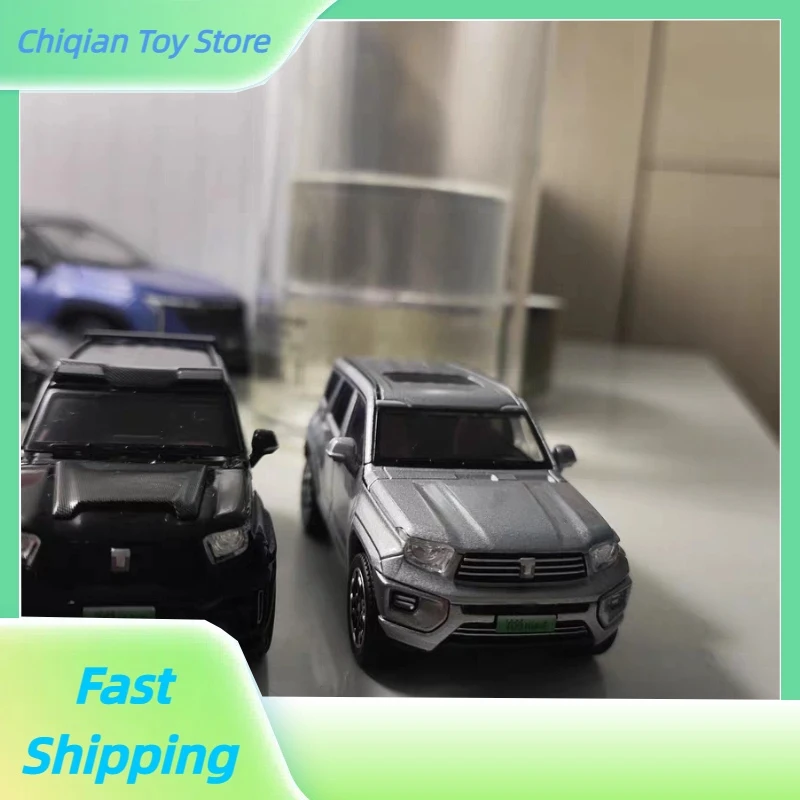 

Tuoyi XCARTOYS 1/64 миниатюрная модель автомобиля из сплава, игрушечный танк 700-ледник, серебряный настольный орнамент, подарок на день рождения, детская игрушка