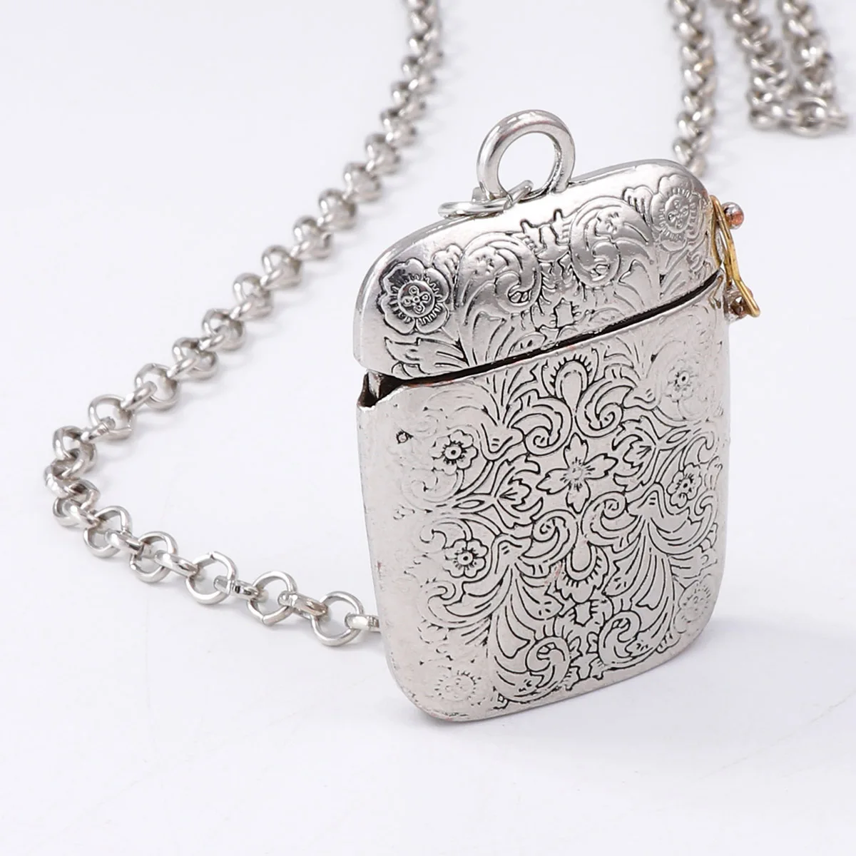 2026 Neue Lange Metallketten mit Gravur-Textur Quadratischer Anhänger Halskette für Damen Mode Urlaub Party Schmuck Halsaccessoires – Detail 5