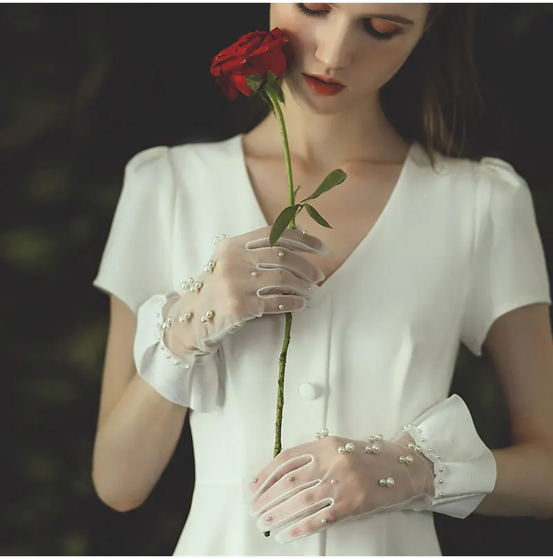 Guantes de boda de tul con perlas de lujo para mujer, borde de satén fruncido corto, accesorios de dama de honor para boda, guantes nupciales