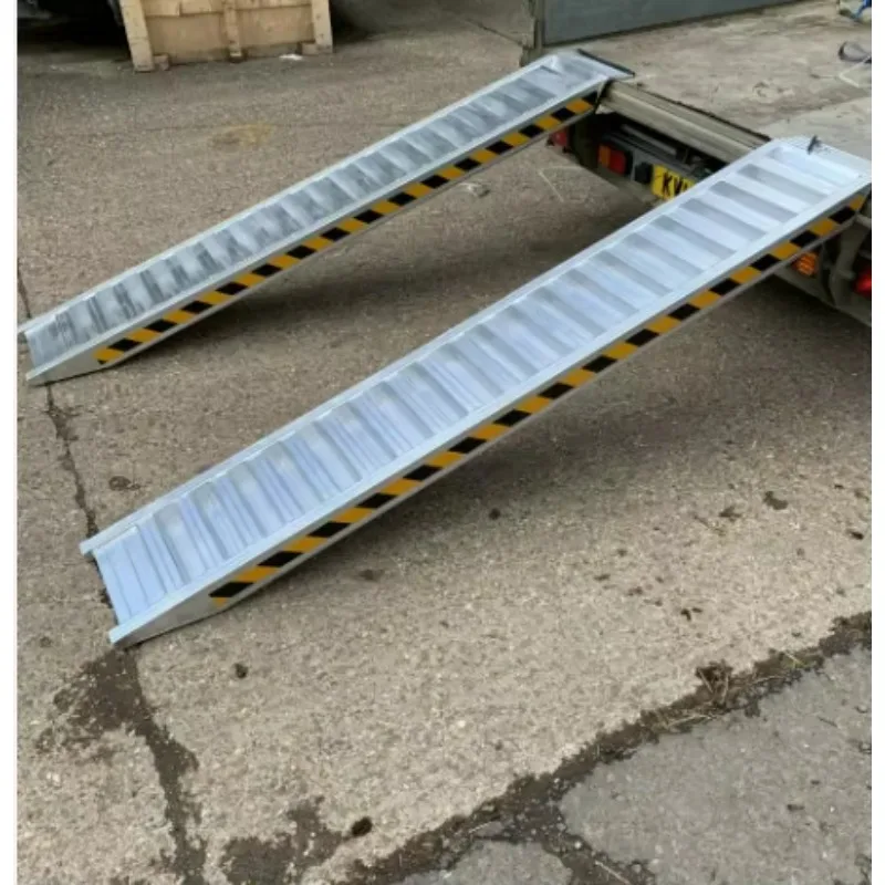 3 meters long durable 5 tons loading capacity Aluminum ramp Truck track Wheeled mechanical ramp Ramp ladder