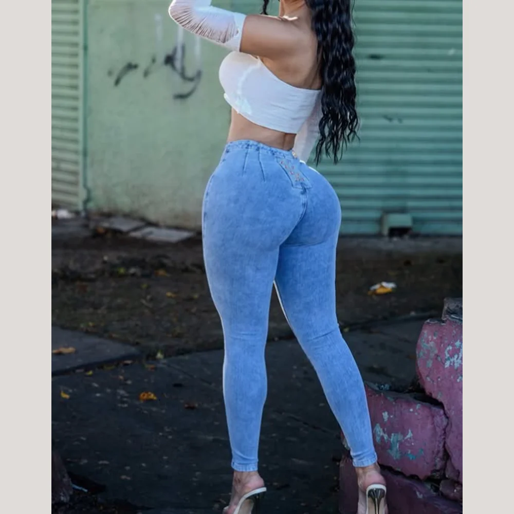 2025 سراويل نسائية متوسطة الخصر من قماش الدنيم سراويل جينز ضيقة مثيرة على الموضة قابلة للتمدد تصميم أنيق بنطلون غير رسمي ضيق يغطي الرجل