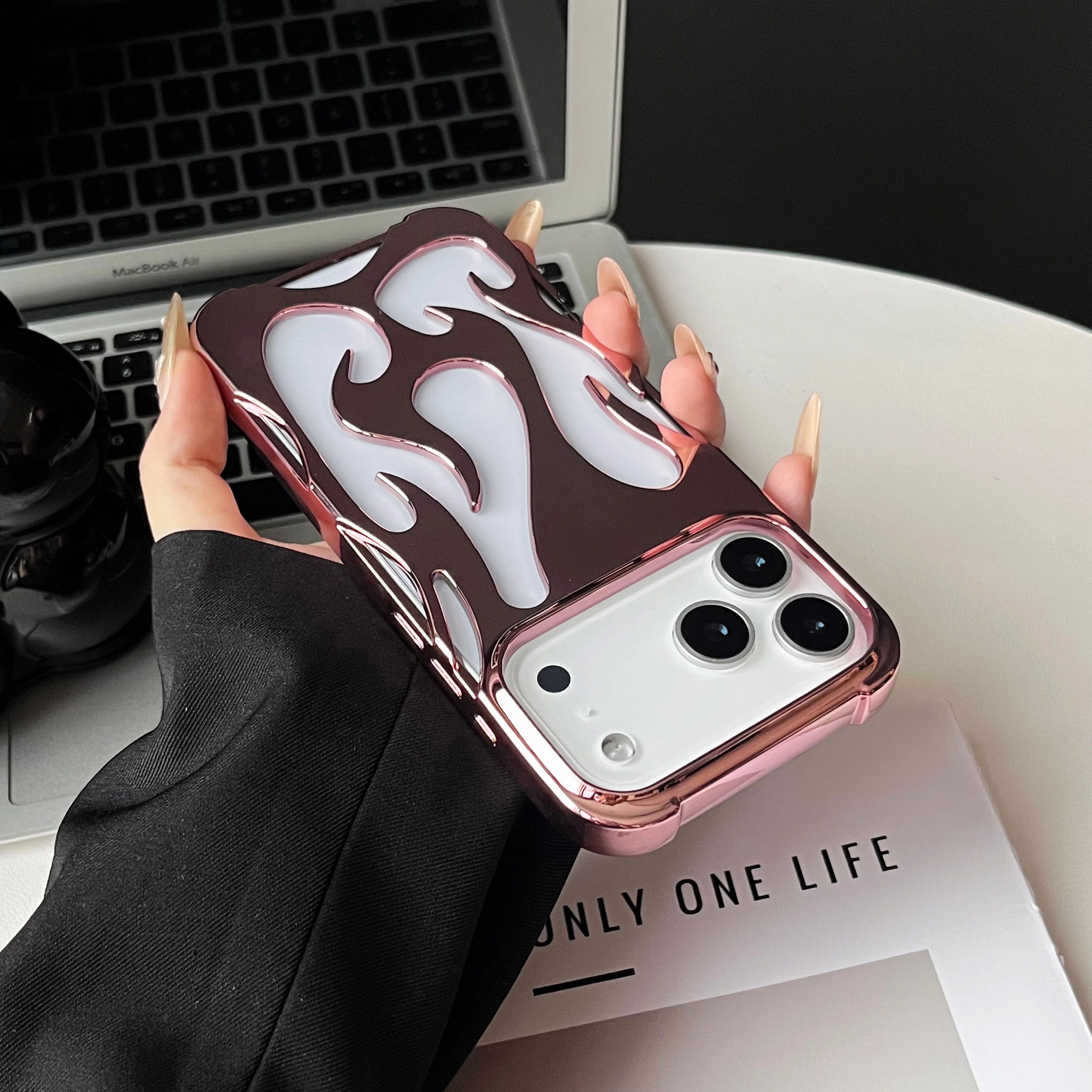Luxuriöse 3D-Flammenmuster Hohle Schlanke Handyhülle für iPhone 18 17 16 15 14 13 12 11 Pro Max Air Stoßfeste Schutzhülle – Detail 6