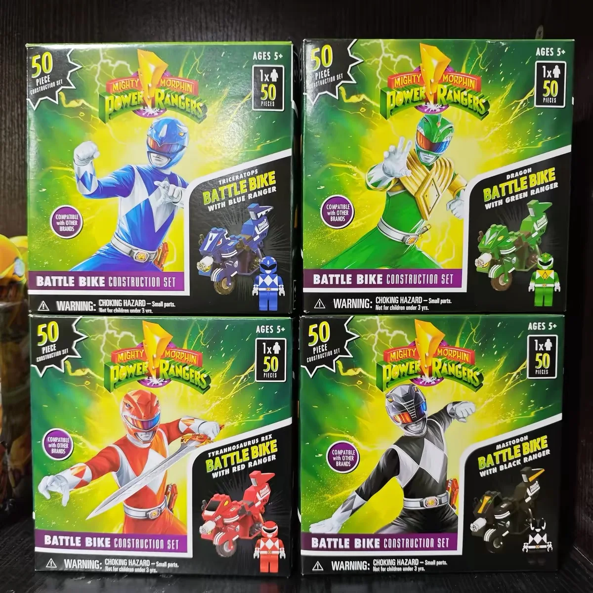 Juguete de Ensamblaje Power Rangers de Hasbro, Regalo con Figuras de Acción de los Rangers Rojo, Verde, Azul y Negro con Accesorios