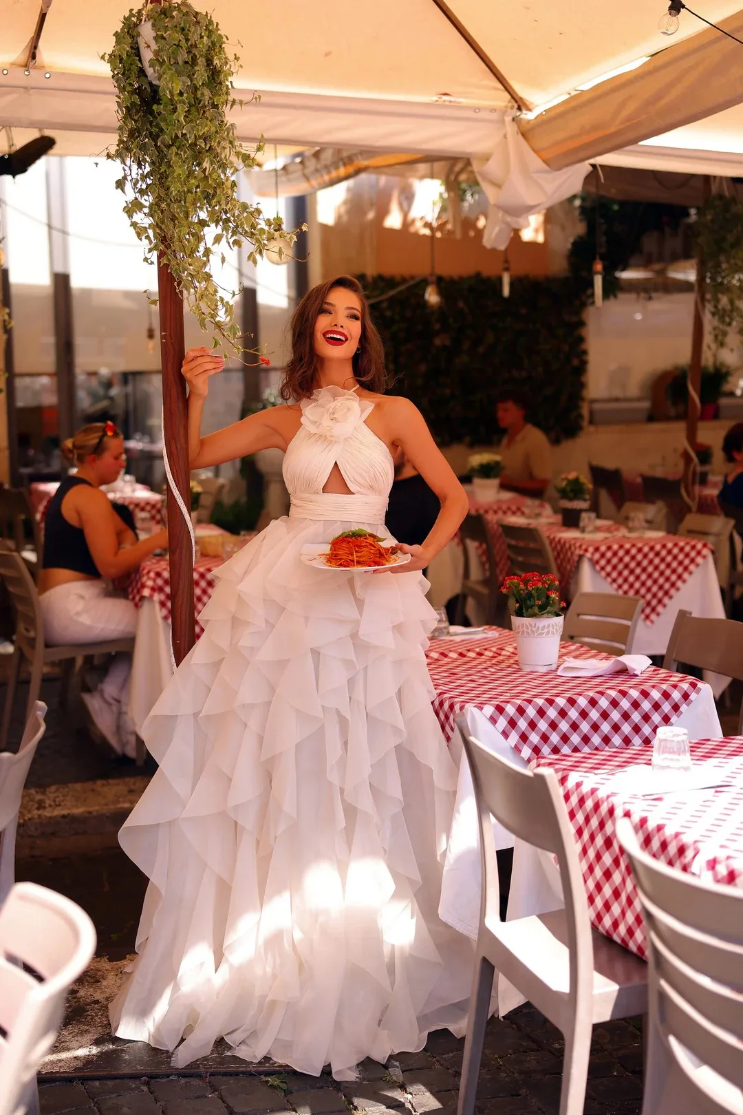 Stylish White Wedding Dresses Chic Halter Tiered Ruched A-Line Bride Gowns Sleeveless Backless Pleat Court Train Customized