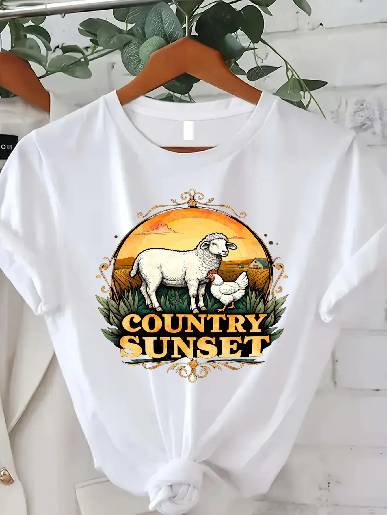 

Удобная женская футболка с принтом Футболка Country Sunset с рисунком овечьей и куриной фермы
