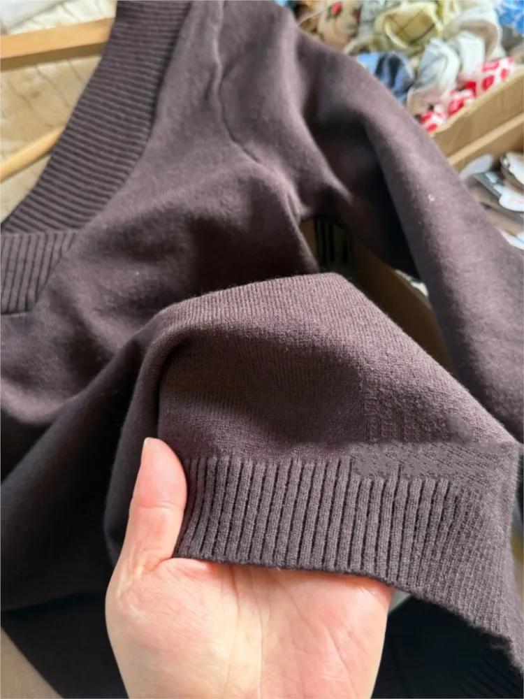 Camisetas de manga larga de punto Retro marrón para mujer, camisetas ajustadas de algodón simples y sexis con cuello en V, camisetas Vintage dulces que combinan con todo, jersey