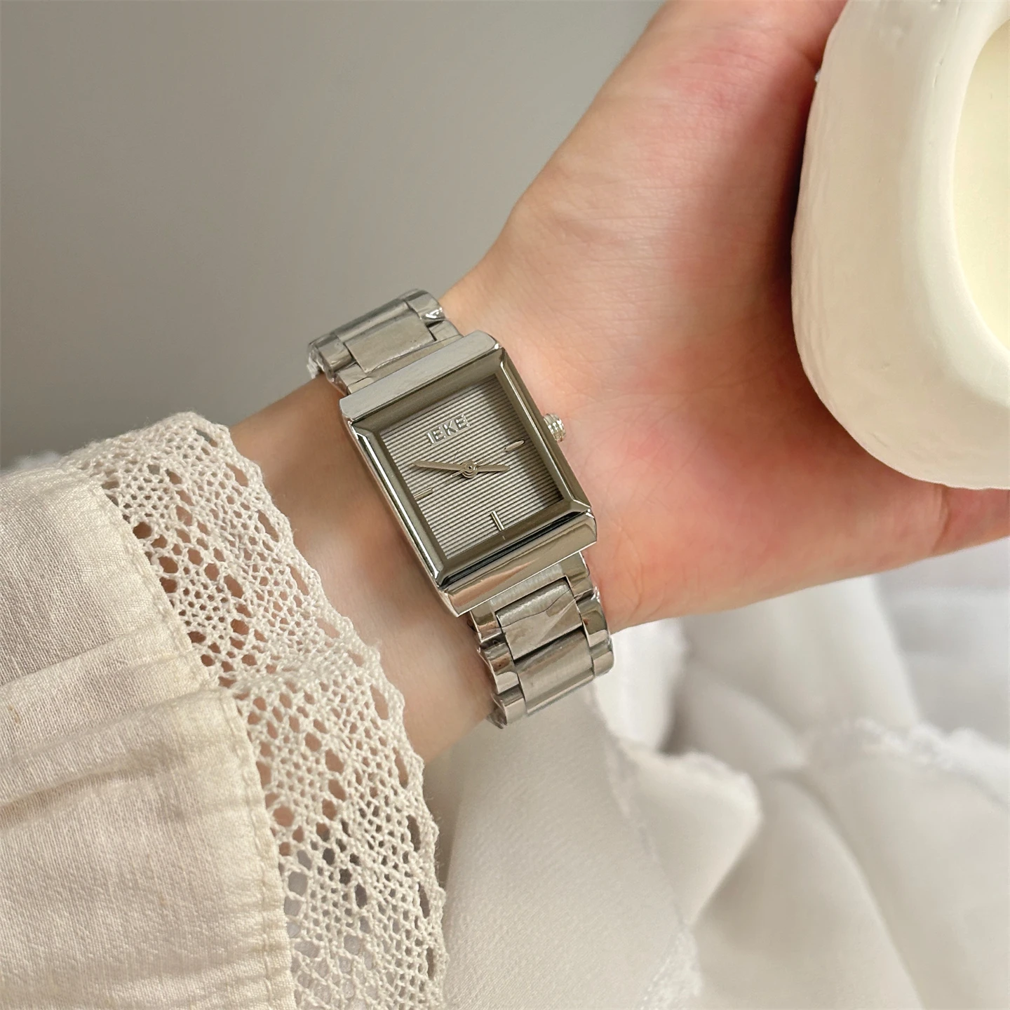 

Retro style fashion temperament square watch women's ins high value light luxury versatile business quartz women's watch