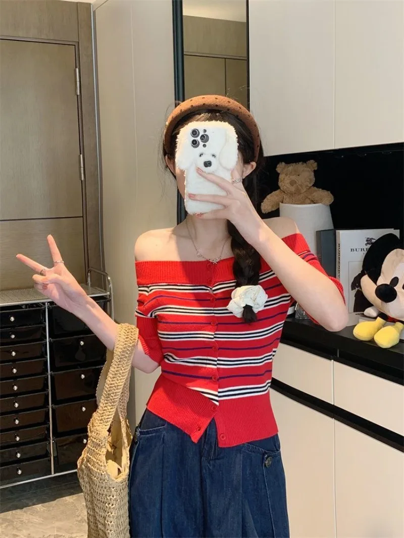 Camiseta corta de punto con hombros descubiertos para mujer, prenda de punto Sexy de estilo coreano, prendas de punto de rayas rojas, manga larga, hombros abiertos, 2025