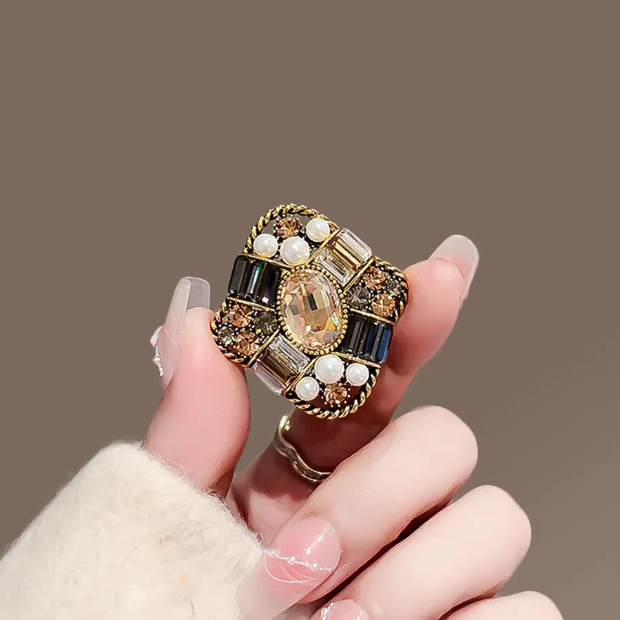 Vintage Baroque Style Rhinestone Pearl Brooches for Women Men Color Crystal Lapel Pins Clothing Accessories Jewelry