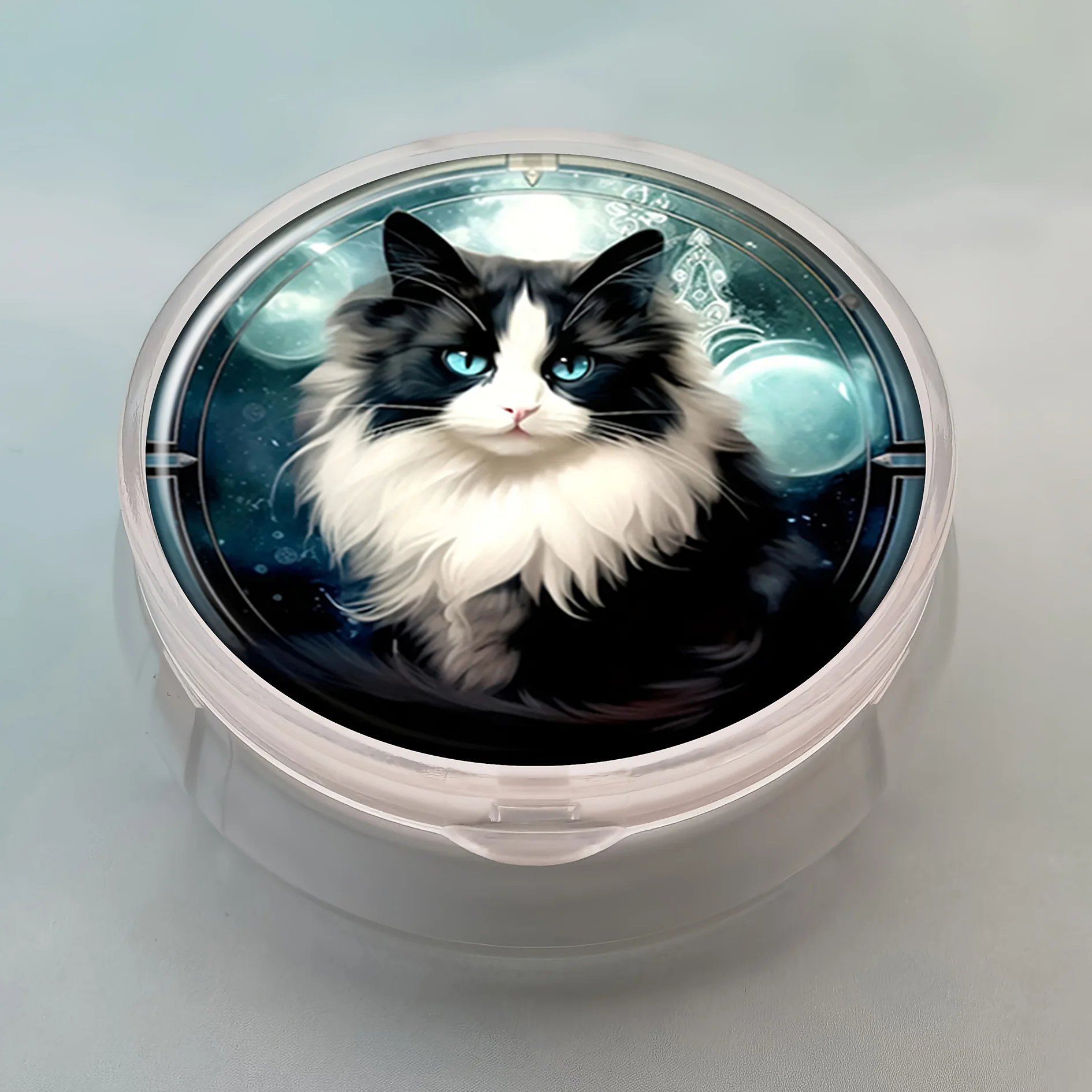 An elegant Norwegian forest cat decorated medicine box: portable,round,three compartments,for organizing jewelry and medicine