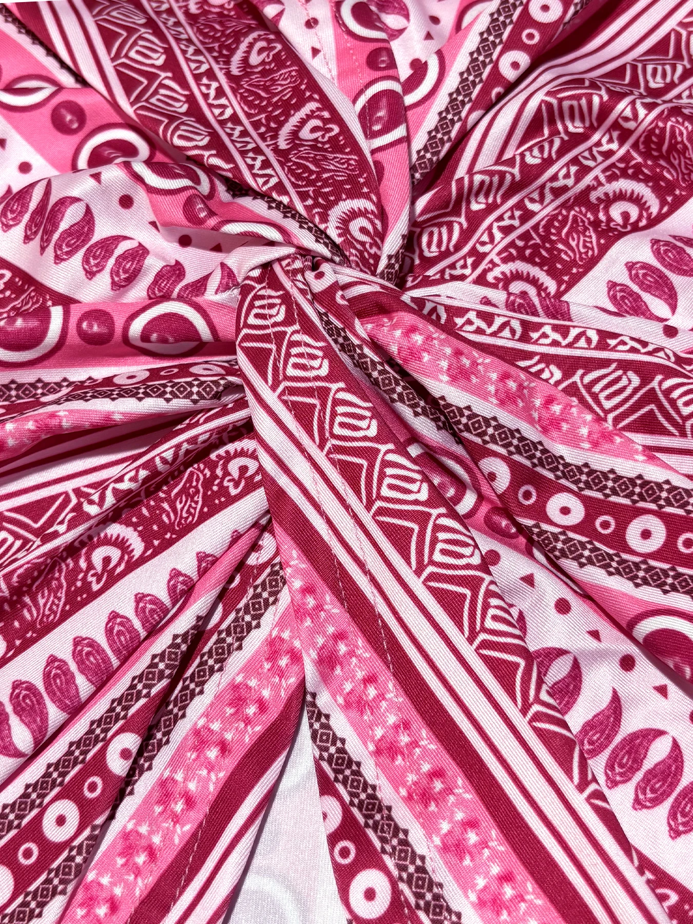 Sexy Damen-Camisole-Top mit V-Ausschnitt, Kettenmuster auf der Vorderseite und gedrehtem Rücken, aus Polyester-Stoff mit Spaghettimuster. – Detail 23