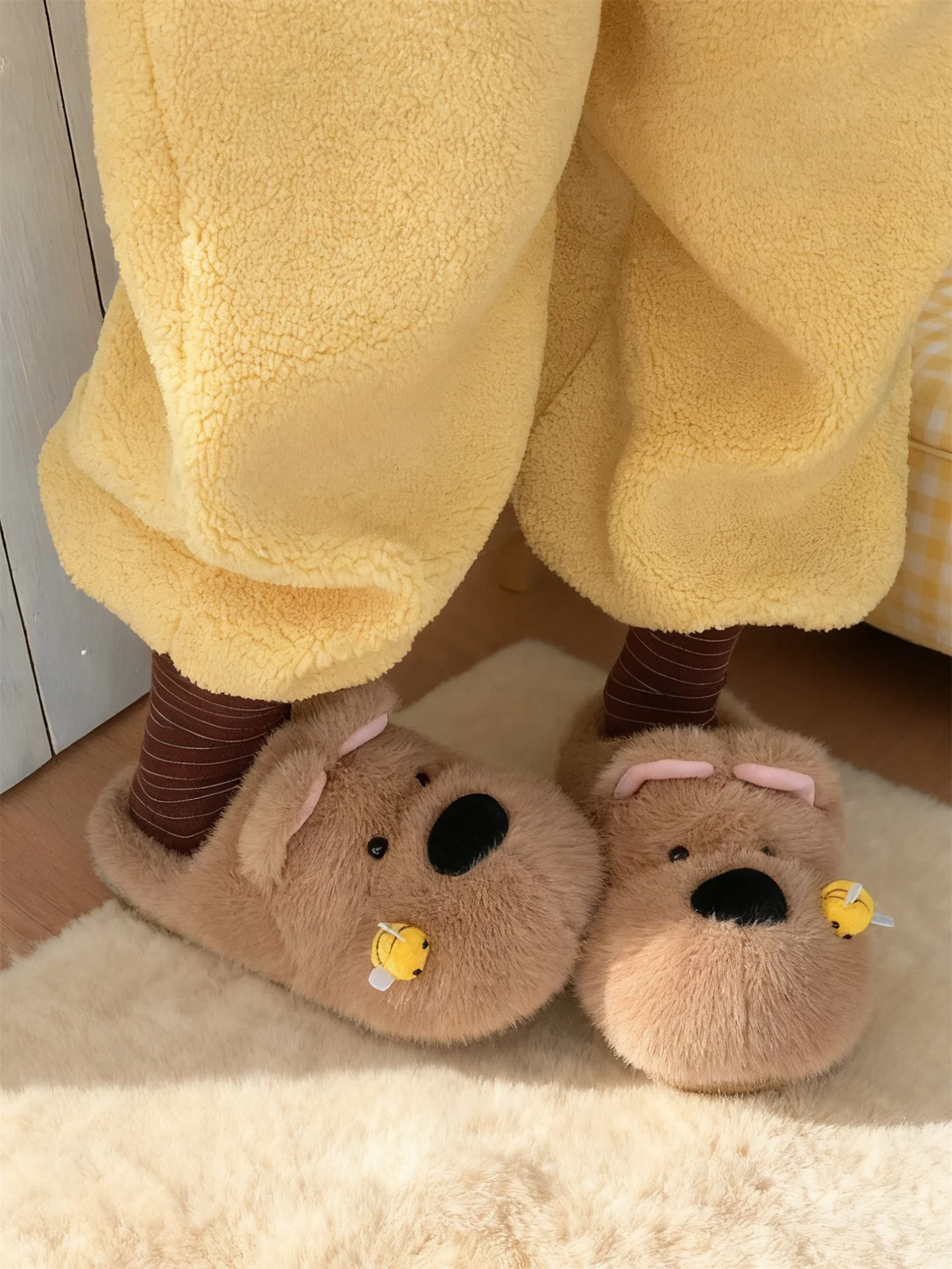 

Милые хлопковые тапочки с изображением маленькой собаки и пчелы, в стиле вест-хайленд, зимние домашние парные плюшевые тапочки, теплые комнатные тапочки