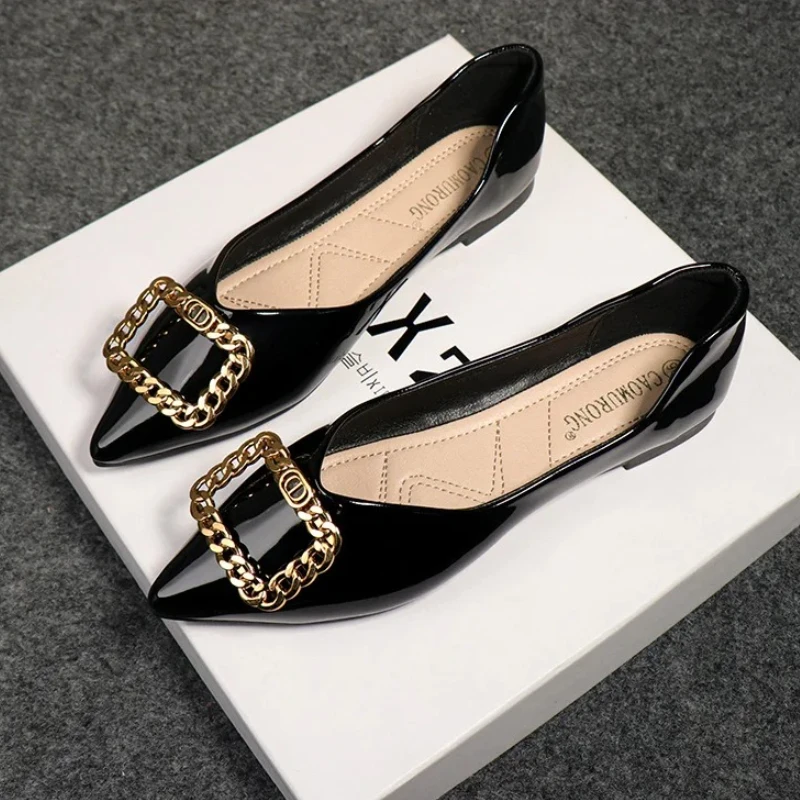 

Новые женские туфли на плоской подошве, красивые кожаные повседневные туфли с острым носком и металлическими украшениями, лоферы без шнуровки