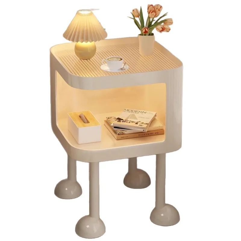 

Маленькая спальня в квартире с подсветкой, прикроватной тумбочкой, модным столиком для хранения вещей, приставным столиком к дивану, кофейным столиком из кованого железа.