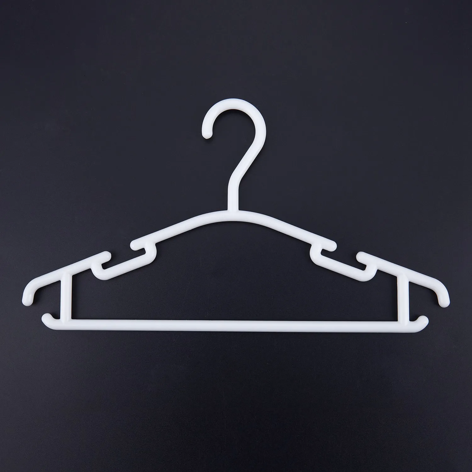 AA26P أبيض - عبوة من 10 قطع شماعات شماعات غير قابلة للانزلاق لملابس الأطفال شماعات PP للطفل أو الأطفال 27 × 15 سم