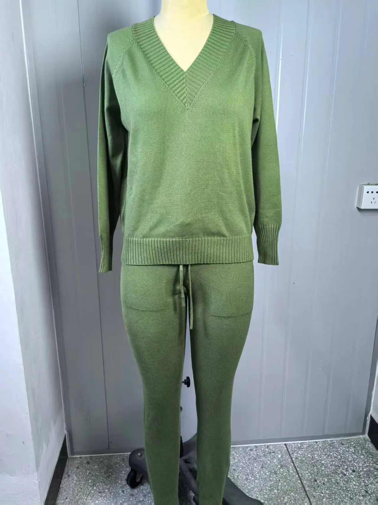 2026 Herbst Winter Damen V-Ausschnitt Strick-Zweiteiler Weicher Pullover Hochgeschnittene Strickhose Locker Modisch Täglich Streetwear – Detail 2