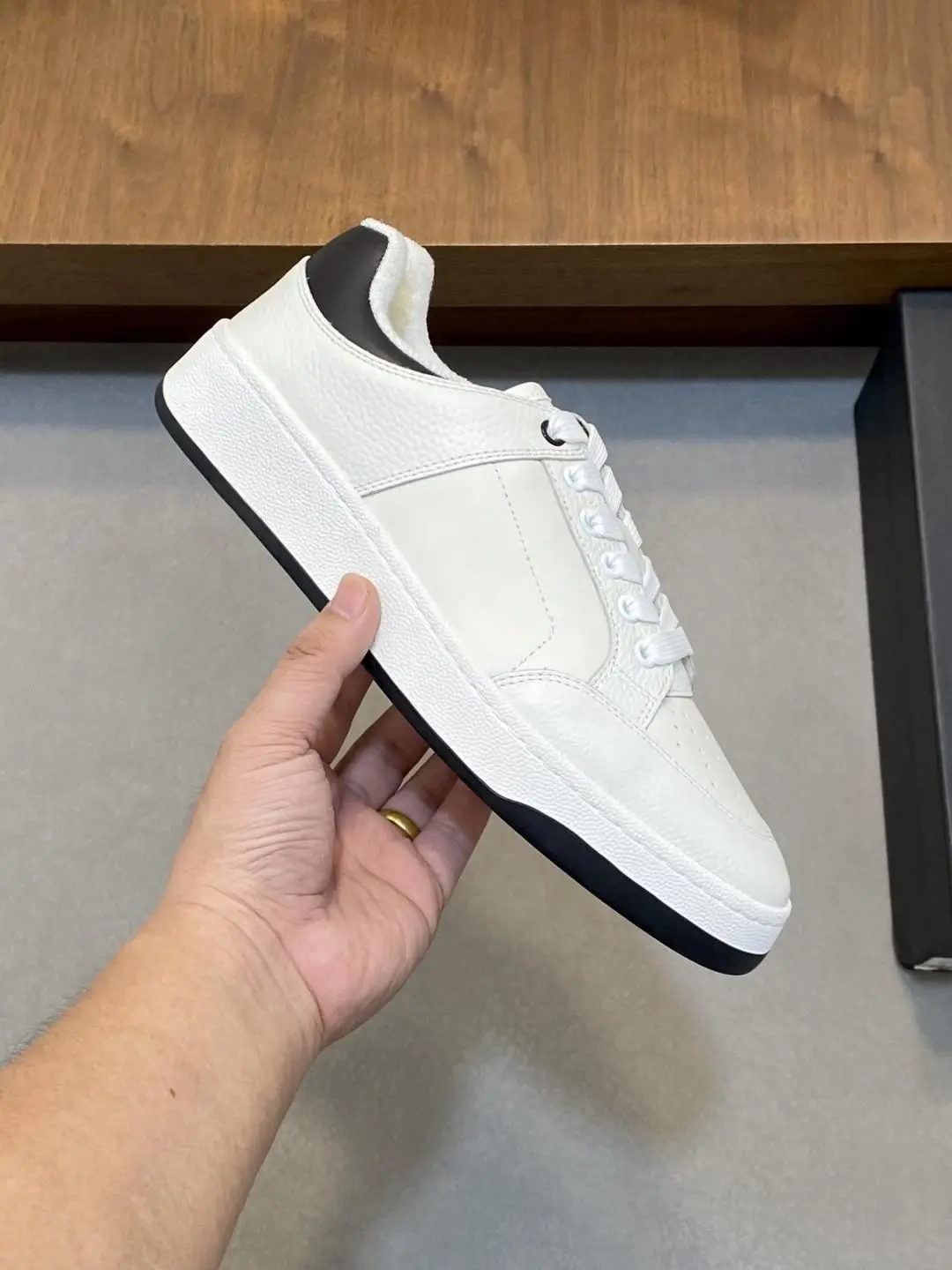 Unisex Vintage White Casual Sneakers Black Contrast Heel Panel Perforated Toe Cap Warm Plush Inner Lace Up Two-tone Outsole Street Footwear