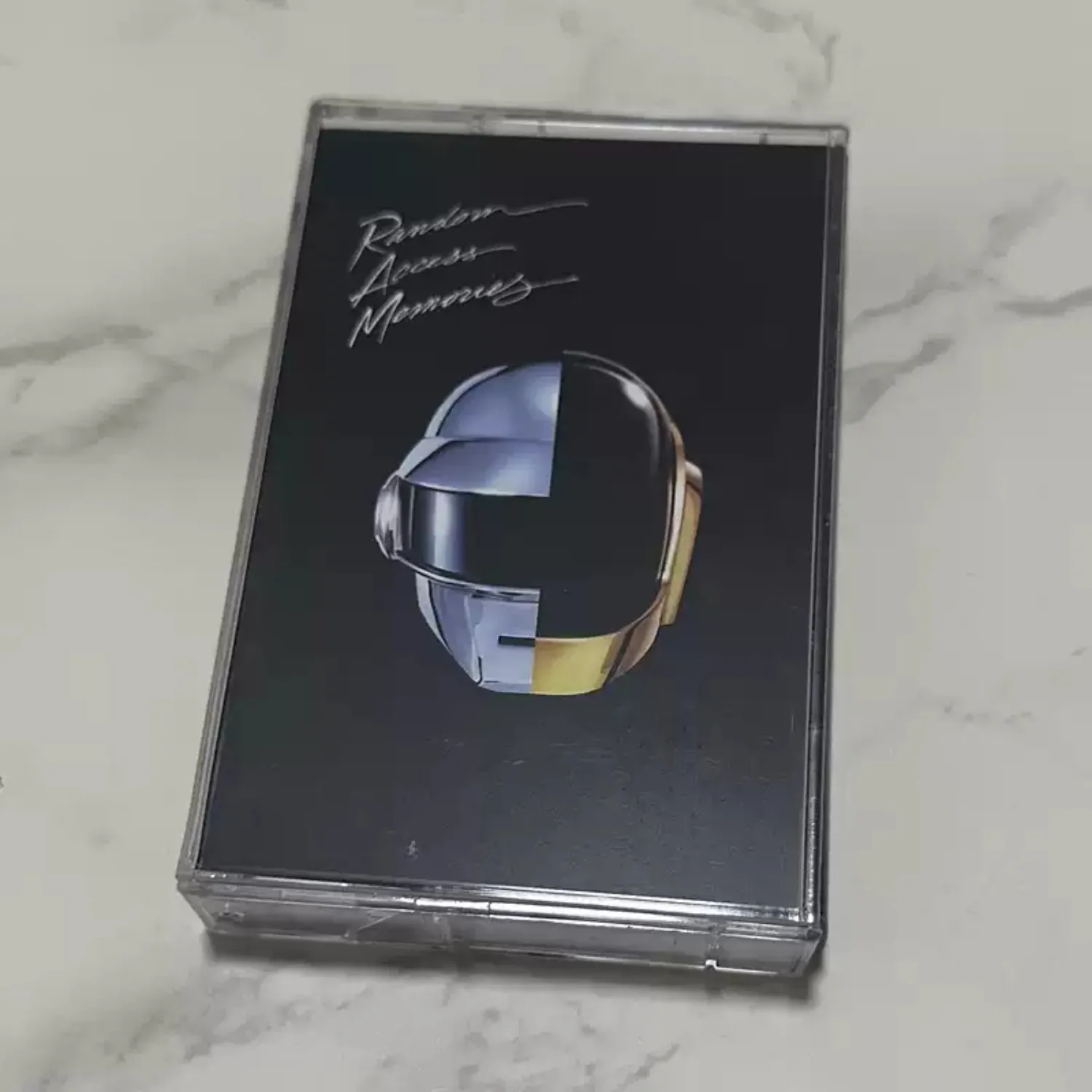 Cassette de musique électronique rétro, couverture à thème artistique futuriste et science-fiction avec casque métallique, collection de morceaux électroniques futuristes