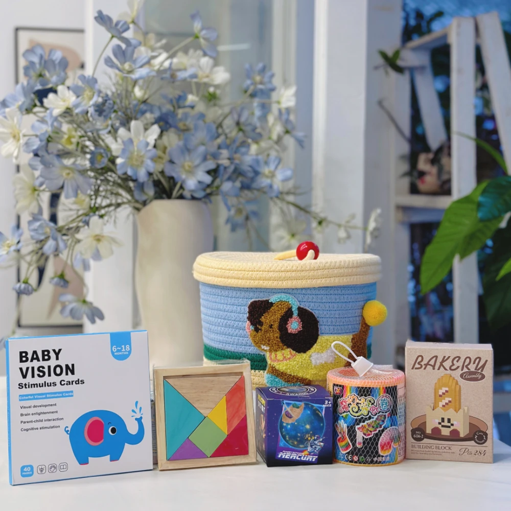 

Подарочный набор детских игрушек, развивающие игрушки с карточками стимуляции зрения, деревянным танграммом, волшебным кубиком и вязаной корзиной для хранения ручной работы