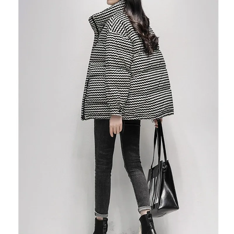 Chaqueta corta a cuadros blanca y negra para invierno, nueva versión coreana, abrigo holgado y grueso con cuello levantado, plumón de pato blanco 90%, 2025
