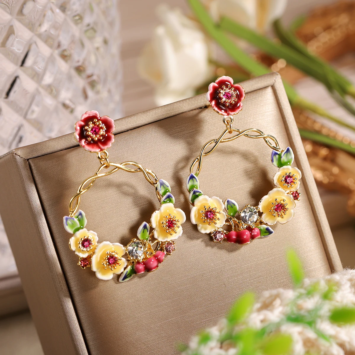 Elegantes Pendientes de Aro Florales de Primavera para Mujer - Pendientes Colgantes de Flor de Esmalte Blanco con Diamantes de Imitación, Joyería Inspirada en la Naturaleza