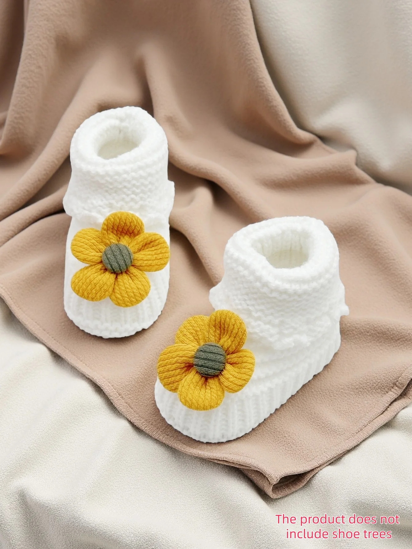 

1 пара детских вязаных пинетков с желтым цветком, белые детские тапочки ручной работы крючком, мягкая домашняя зимняя обувь