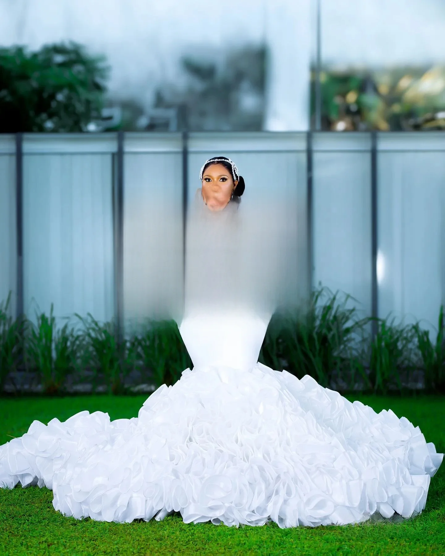 Suknie ślubne plus size na zamówienie dla panny młodej, fason syrenka, wysoki dekolt, długie rękawy, warstwowy tiul, falbany, zdobione koralikami, koronka, idealne do kościoła.