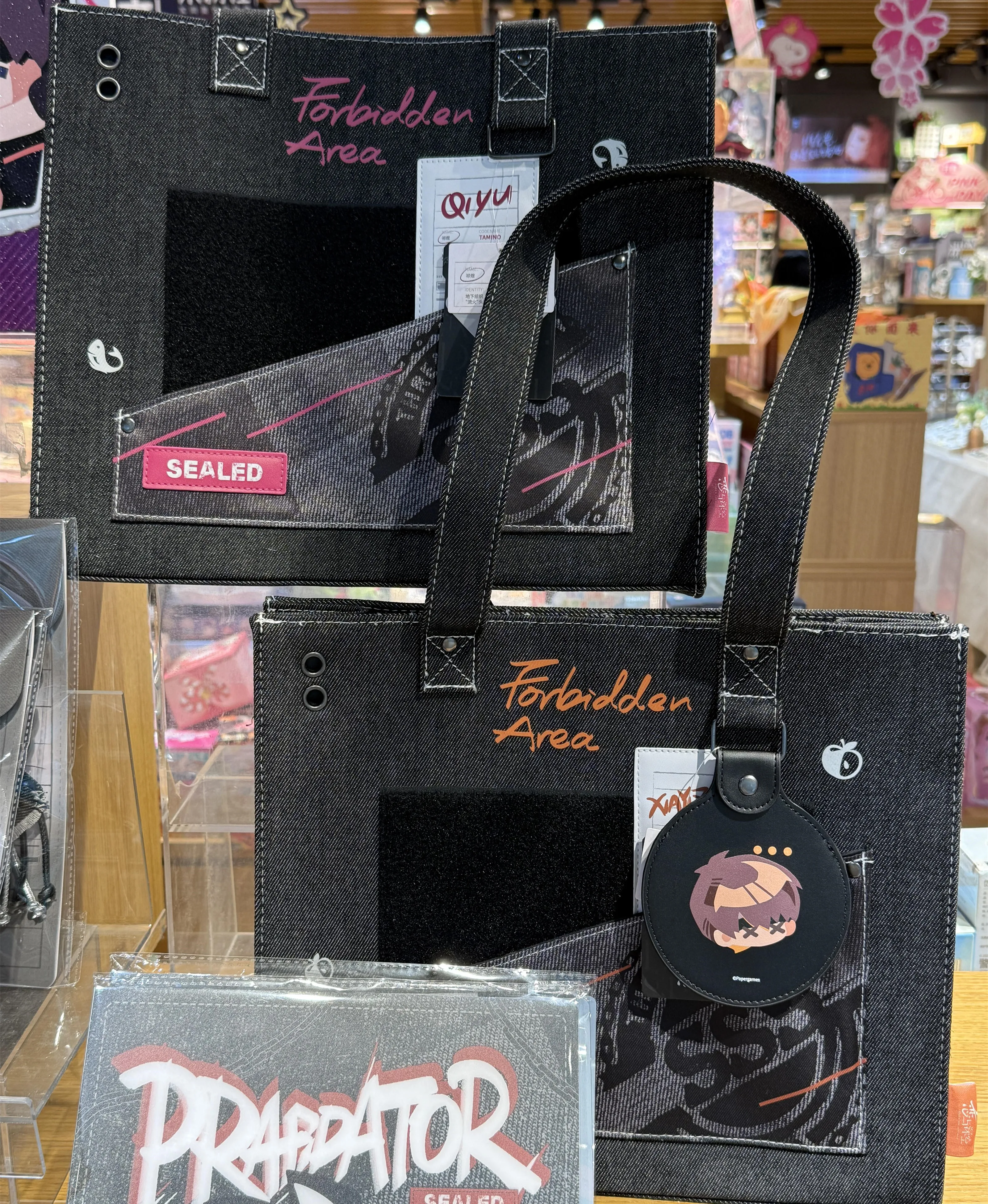 

В наличии: Оригинальный набор аниме-товаров Love and Deepspace: сумка-тоут, ручная сумка, набор гелевых ручек (Рафаэль, Зейн, Сайлус, Калеб, Запретная зона, Запечатанная тематика)