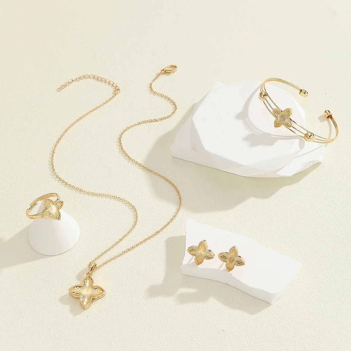 

5pcs/set Bohemian Style Four-Piece Lucky Clover Jewelry Set Rhinestone Earrings Necklace Ring Luxury Accessories Collection