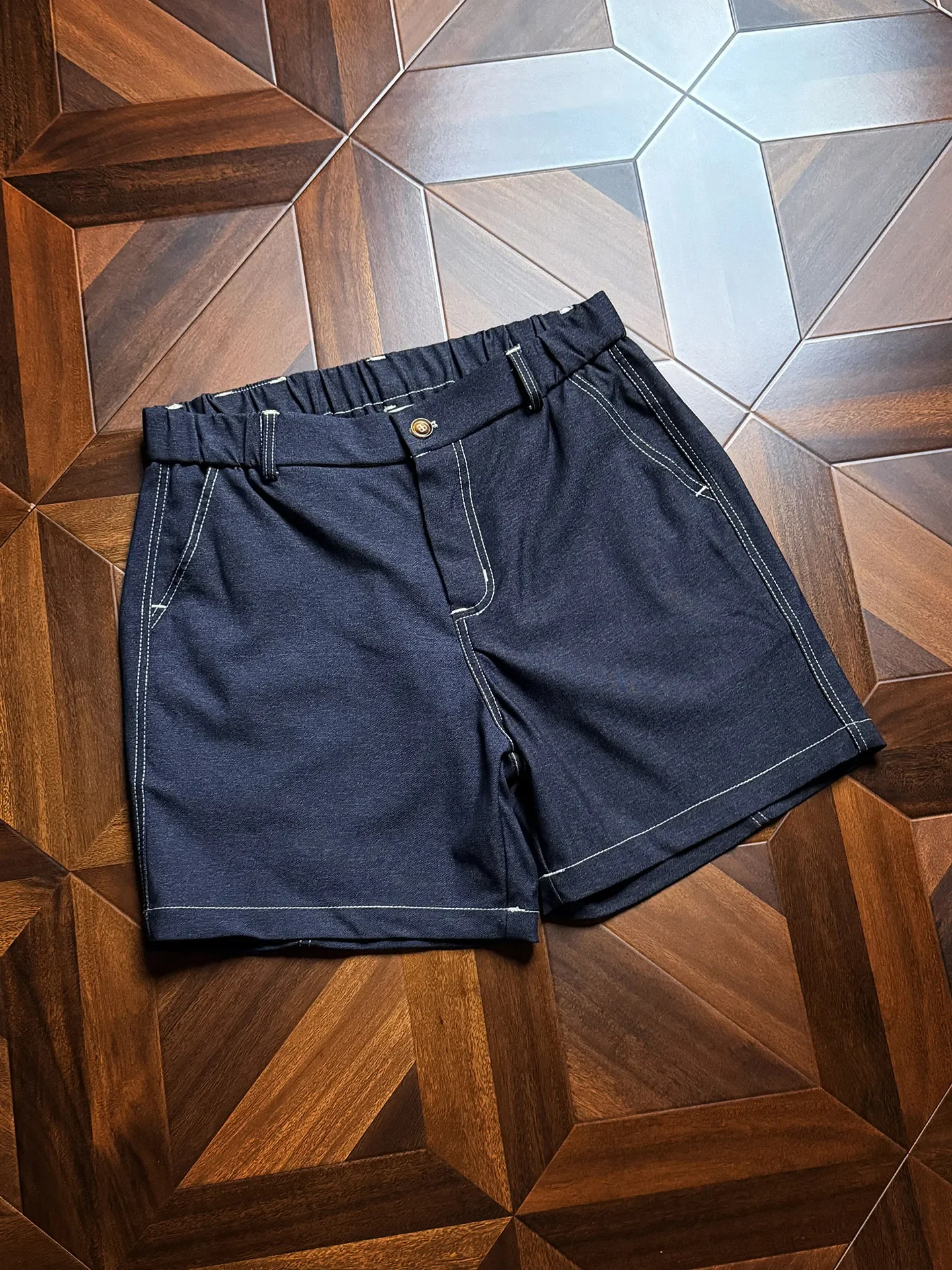 Vertical and skin-friendly, not soft, low saturation shows temperament, diagonal pocket casual five-point shorts