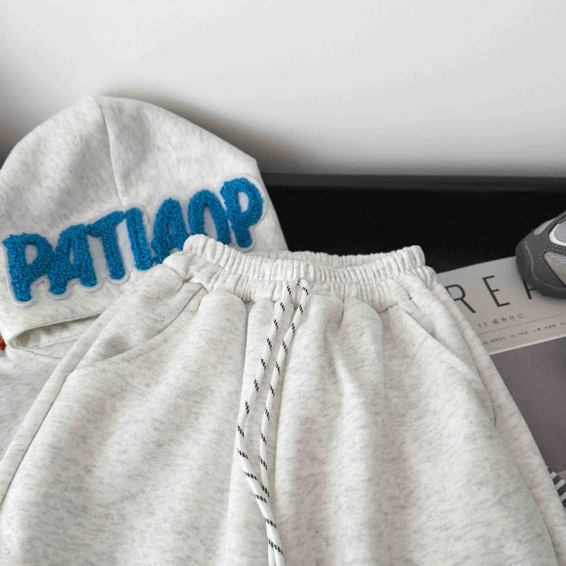 2026 Neue Herbst-Babykleidungssets für Jungen und Mädchen, niedliche Cartoon-Patch-Weste mit Kapuze + gestreiftes Langarm-Oberteil + Hose, 3-teiliges lässiges Kinder-Outfit – Detail 10