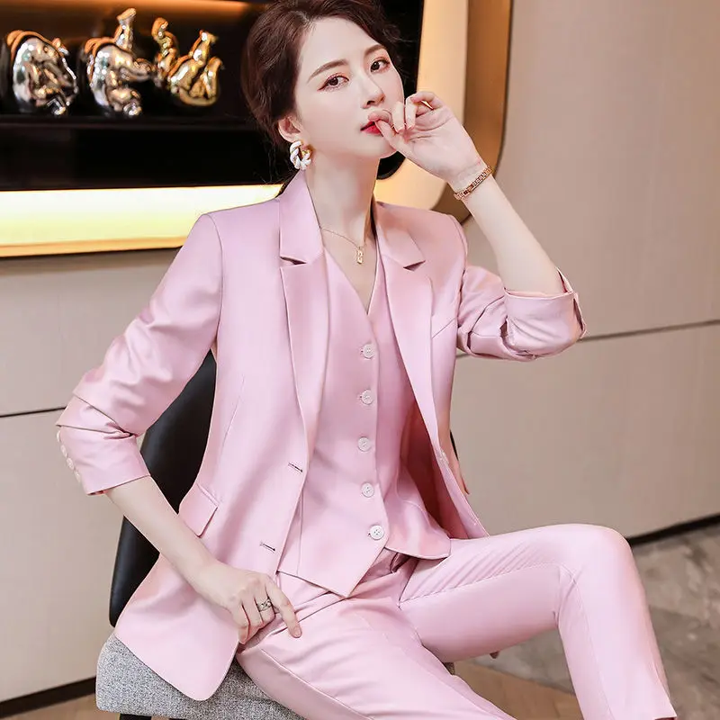 

​​Blush Pink Tailored Vest Coordinates 2025 Transitional Seoul-Inspired Slim-Fit Sculpted Suiting Ensemble for Women​​